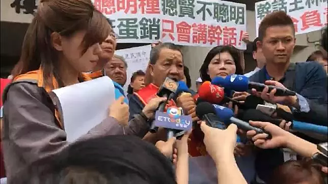 怒批政府無能又價崩 農民赴行政院砸鳳梨抗議