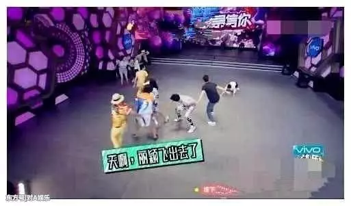 明星意外摔倒:張惠妹嚇哭,趙麗穎直接「飛出去」,她竟不幸身亡!