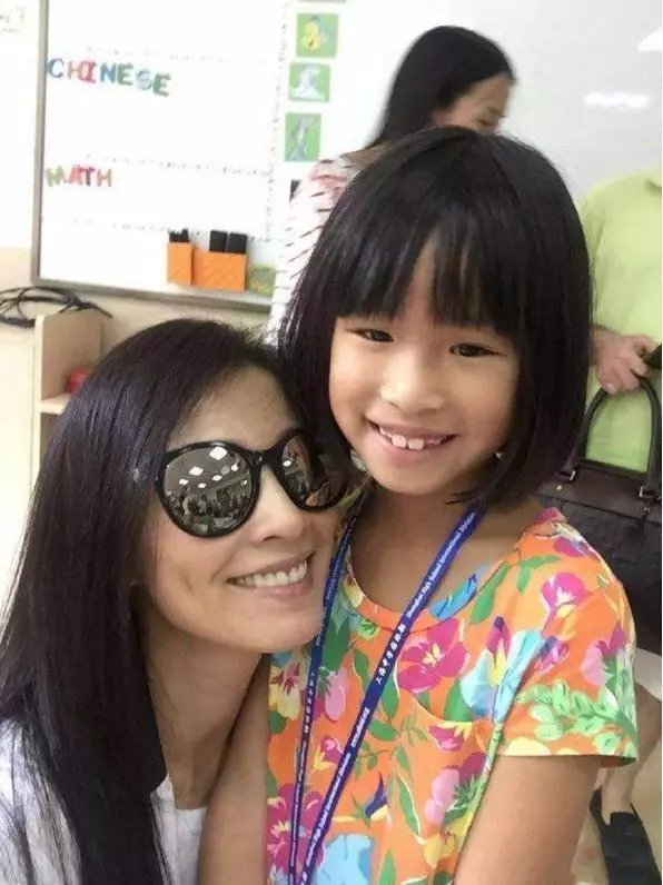 都是同一個爸爸,張庭的女兒長得一般般,前妻的孩子都是美人胚子