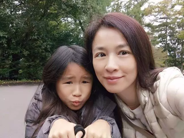 都是同一個爸爸,張庭的女兒長得一般般,前妻的孩子都是美人胚子