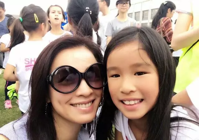 都是同一個爸爸,張庭的女兒長得一般般,前妻的孩子都是美人胚子