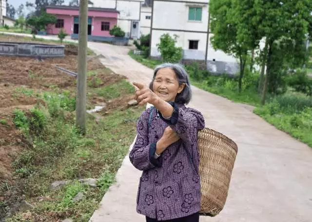 手術後我回家看孩子,看見井邊的孩子,婆婆要五千,我直接給了她五萬