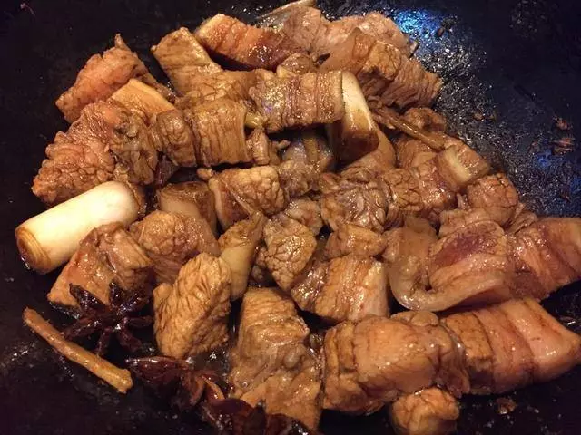 不知道怎麼把肉燉的又熟又爛又好吃?大廚教你4個小技巧,五花肉好吃到爆!