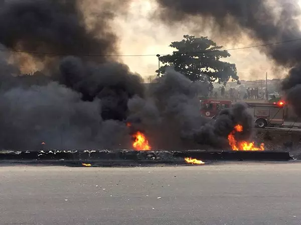 公路發生意外 太恐怖奈及利亞油槽車爆炸 逾50車陷火海9死