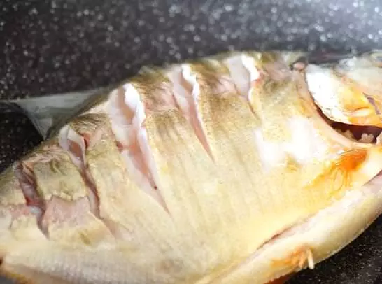 每次問到樓下阿姨做的紅燒魚都特別香,這次終於忍不住去學來了做法,沒想到這麼簡單!