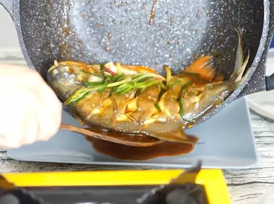 每次問到樓下阿姨做的紅燒魚都特別香,這次終於忍不住去學來了做法,沒想到這麼簡單!