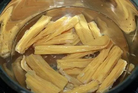 腐竹是用冷水泡還是熱水泡?教您一招,泡出來的腐竹不硬不爛