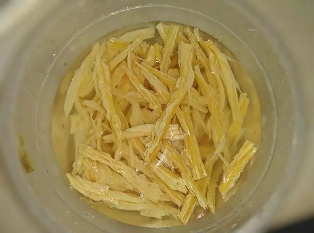 腐竹是用冷水泡還是熱水泡?教您一招,泡出來的腐竹不硬不爛