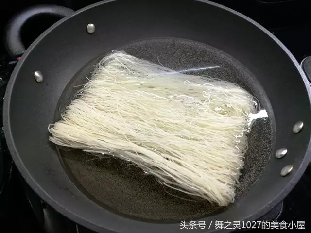 學我這樣炒麵吧,不用太多食材,簡簡單單,筷子攪一攪,老公連吃2碗誇我很賢惠