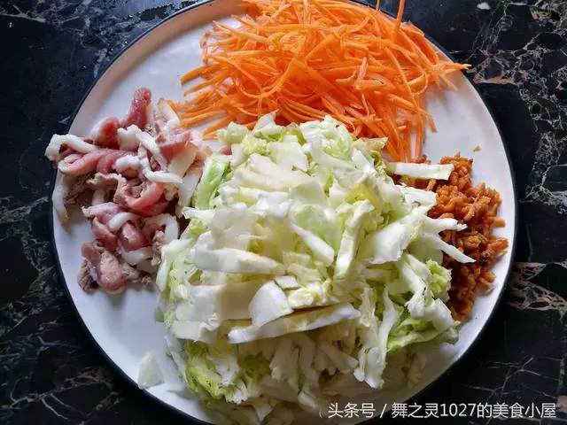 學我這樣炒麵吧,不用太多食材,簡簡單單,筷子攪一攪,老公連吃2碗誇我很賢惠