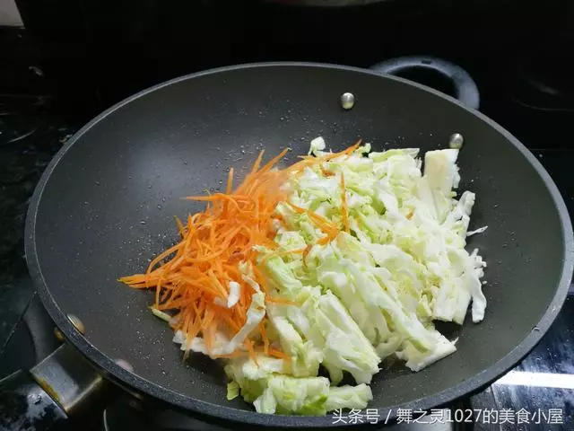 學我這樣炒麵吧,不用太多食材,簡簡單單,筷子攪一攪,老公連吃2碗誇我很賢惠