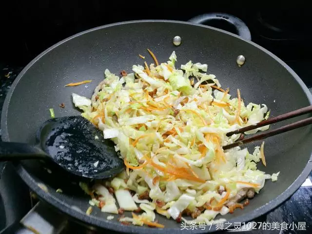 學我這樣炒麵吧,不用太多食材,簡簡單單,筷子攪一攪,老公連吃2碗誇我很賢惠
