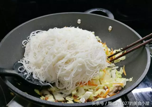 學我這樣炒麵吧,不用太多食材,簡簡單單,筷子攪一攪,老公連吃2碗誇我很賢惠