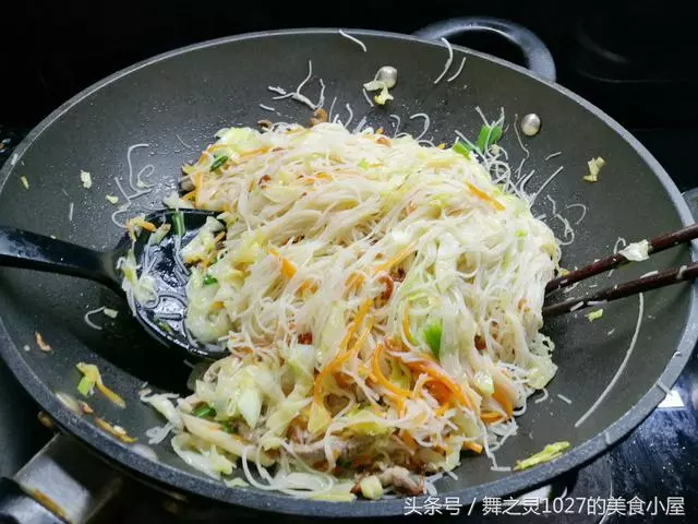 學我這樣炒麵吧,不用太多食材,簡簡單單,筷子攪一攪,老公連吃2碗誇我很賢惠