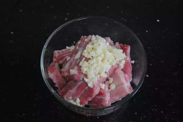 原來【蒜蓉排骨】這麼煮超好吃~ 吃上一塊就停不了! 撈上湯汁還能吃幾碗飯~