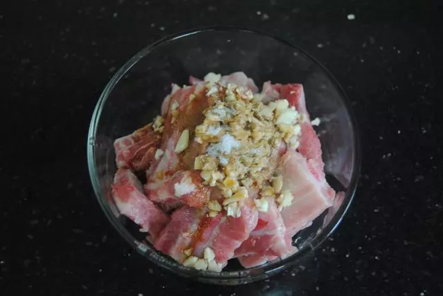 原來【蒜蓉排骨】這麼煮超好吃~ 吃上一塊就停不了! 撈上湯汁還能吃幾碗飯~