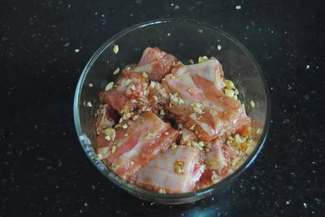 原來【蒜蓉排骨】這麼煮超好吃~ 吃上一塊就停不了! 撈上湯汁還能吃幾碗飯~
