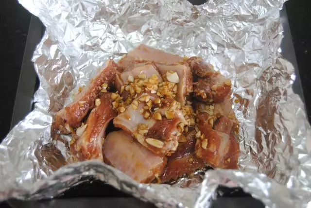 原來【蒜蓉排骨】這麼煮超好吃~ 吃上一塊就停不了! 撈上湯汁還能吃幾碗飯~