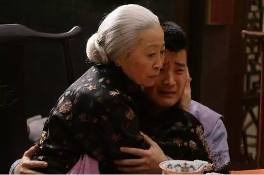 拆遷前母親給我一套老宅,姐姐不同意,母親拿出盒子,姐姐失語