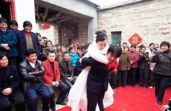 新婚半個月,我鬧著要回娘家,婆婆拿出一張紙,我怒把娘家砸了!