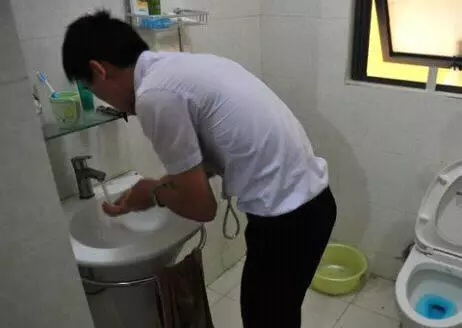 再婚男友不願接受女兒,要麼讓女兒跟他姓,這讓我痛苦不堪