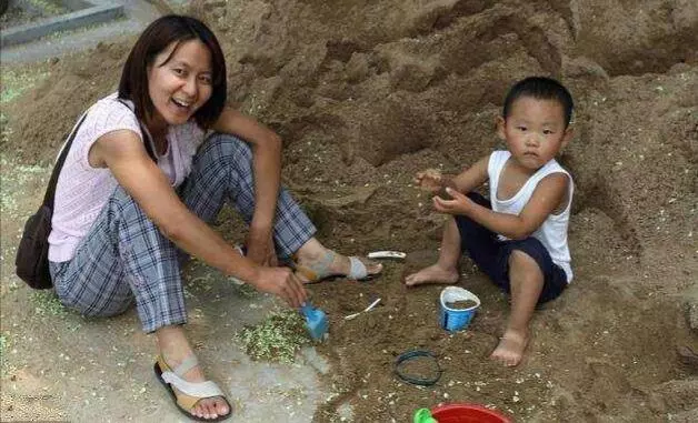 都說兒子不孝,去當上門女婿,看到兒子,雙腿發軟,有些站立不穩