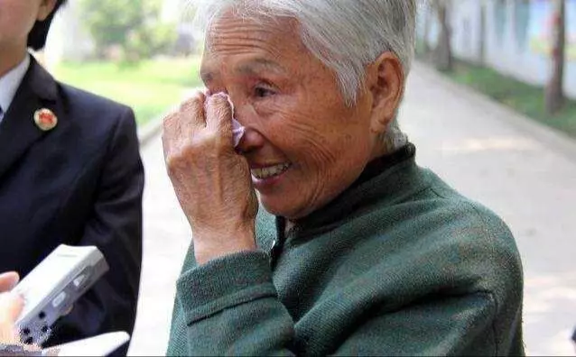 都說兒子不孝,去當上門女婿,看到兒子,雙腿發軟,有些站立不穩