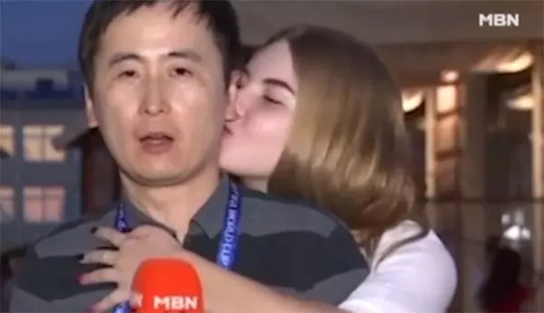 Oppa直播世界盃 遭美女強吻 憋不住大笑