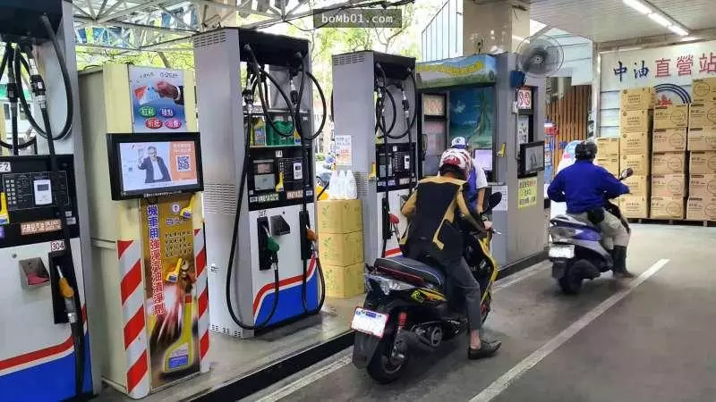 屁孩全身穿戴名牌拿50塊說「95加30元」,後座女友問「怎不加92」…他的回答讓人笑翻!