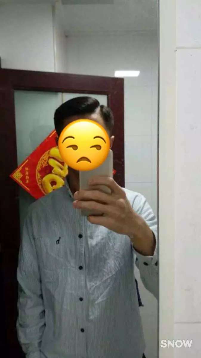 他的朋友剪了一個「很有問題」的油頭問大家意見怎樣,接著看到的神回讓大家都笑崩了!