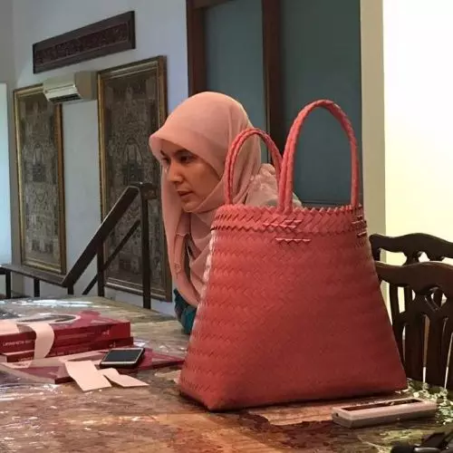 大馬花木蘭Nurul Izzah竟然用「這款」Bag!安華的女兒就是不一樣!不愧是巾幗梟雄~