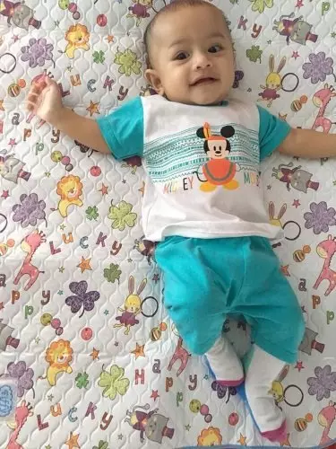 孩子遭保姆打包藏冰箱,母親心碎一路擁抱他回家!