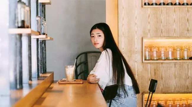 父母包辦婚姻我氣得五年不落家,回家後見到老婆讓我難以置信 _-,