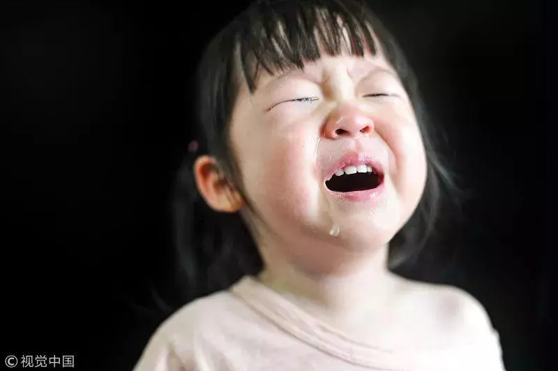 3歲女娃鐵鉤戳進眼睛,帶著一截鋼管送醫!這東西你家也有