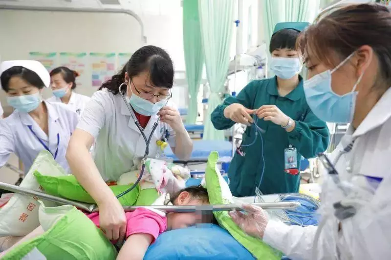 3歲女娃鐵鉤戳進眼睛,帶著一截鋼管送醫!這東西你家也有