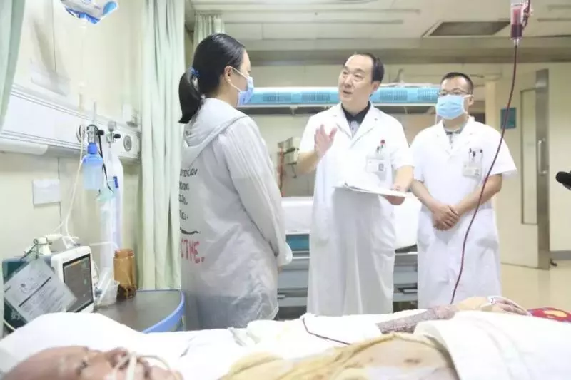 父親掉進高溫池,全身99%燙傷,30歲的女兒決定「割皮救父」