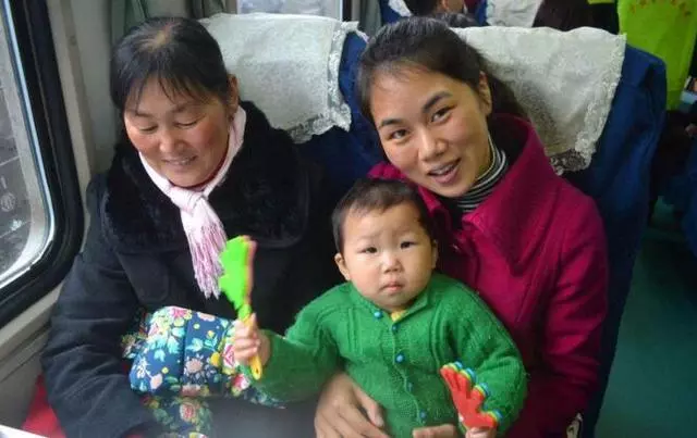 小叔子兒子滿月我給兩千,臨走弟妹給女兒大紅包,讓我惱羞成怒!