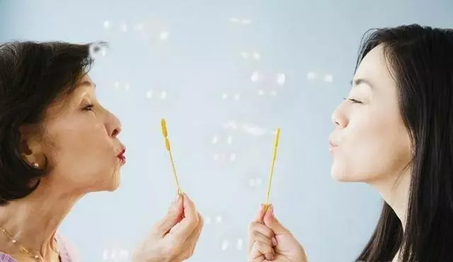 婆婆四個兒女偏要與我同住,無意看到她的簡訊,我哭著求她別走!