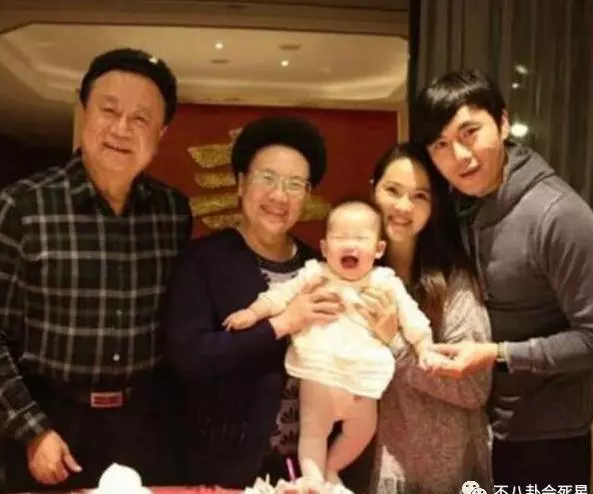 庾澄慶再當爸,庾媽媽超興奮,可當年她對伊能靜卻百般嫌棄!
