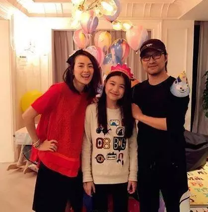 同是未婚生女,一個父親是成龍,一個父親是汪峰,兩個女孩的結局卻大不同!