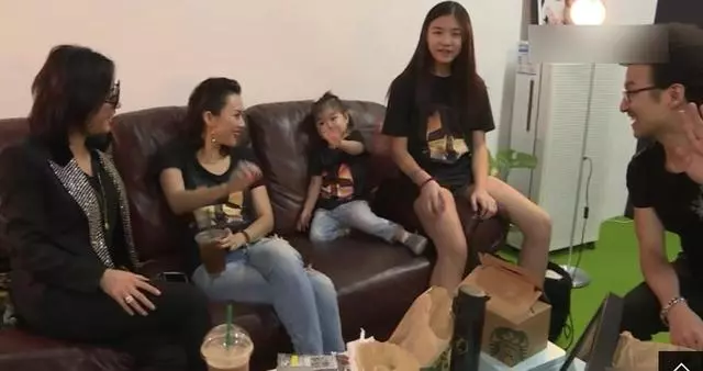 同是未婚生女,一個父親是成龍,一個父親是汪峰,兩個女孩的結局卻大不同!