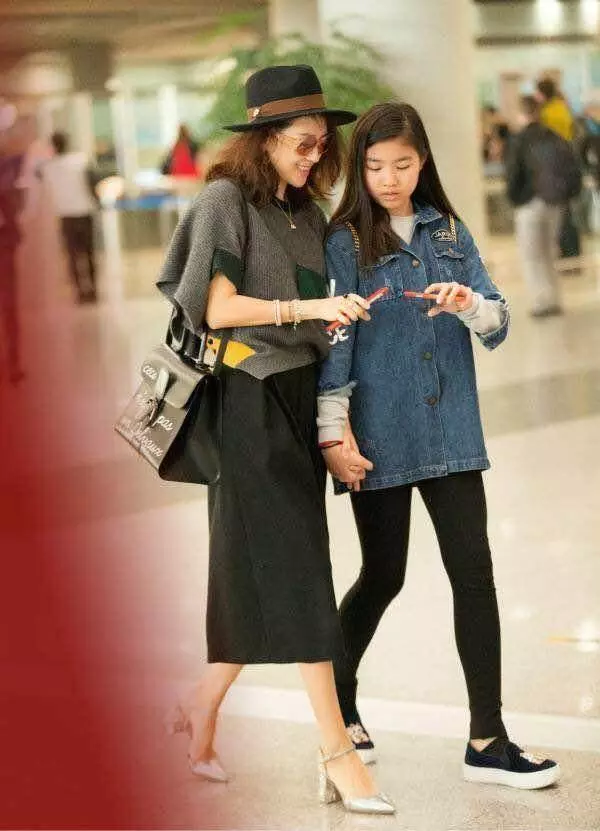 同是未婚生女,一個父親是成龍,一個父親是汪峰,兩個女孩的結局卻大不同!