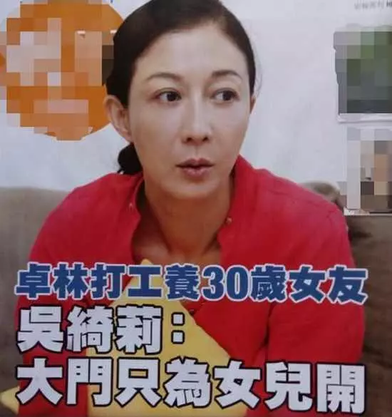同是未婚生女,一個父親是成龍,一個父親是汪峰,兩個女孩的結局卻大不同!