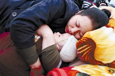 孕婦生「怪胎」遭丈夫拋棄,25年後母憑子貴,丈夫悔恨已晚!