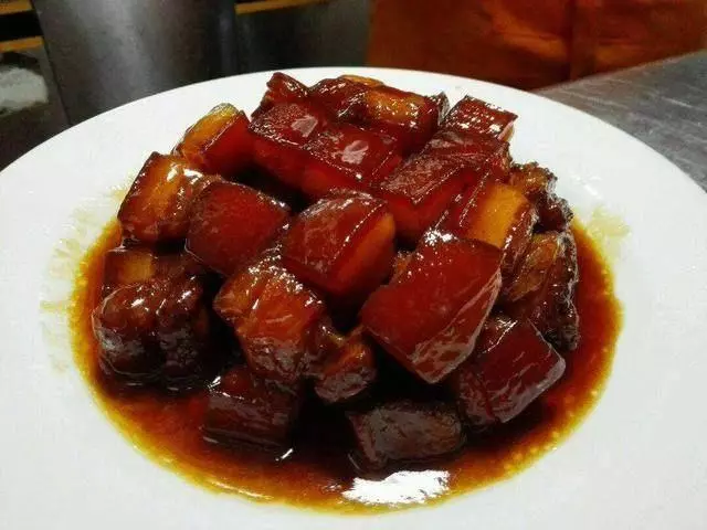 紅燒肉的做法關鍵就在這一步驟!放白糖、紅糖還是冰糖你放對了嗎