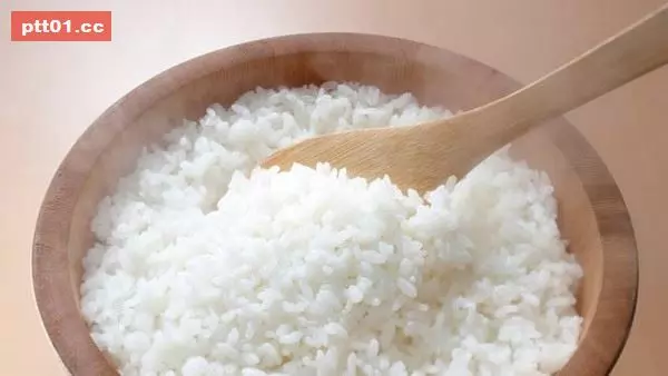 「不要再煮難吃的白飯了!」只要在蓋鍋前加一個小動作,就會好吃10倍!多數人蒸米飯忘記注意這4招~