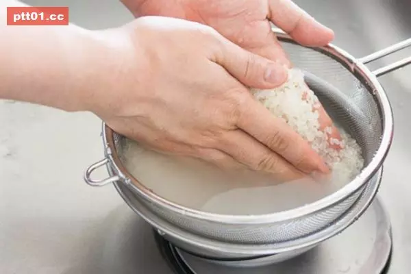 「不要再煮難吃的白飯了!」只要在蓋鍋前加一個小動作,就會好吃10倍!多數人蒸米飯忘記注意這4招~