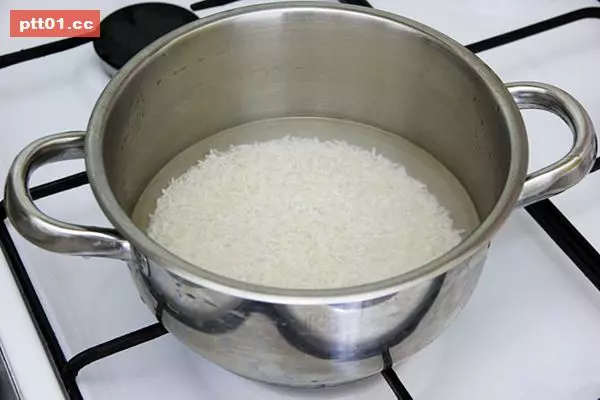 「不要再煮難吃的白飯了!」只要在蓋鍋前加一個小動作,就會好吃10倍!多數人蒸米飯忘記注意這4招~