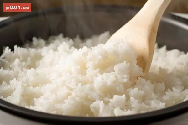 「不要再煮難吃的白飯了!」只要在蓋鍋前加一個小動作,就會好吃10倍!多數人蒸米飯忘記注意這4招~