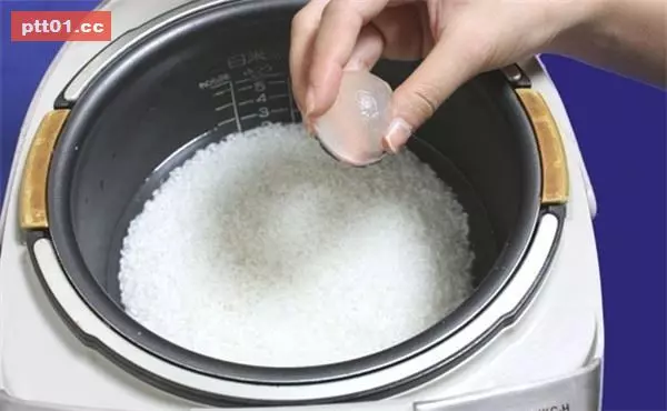 「不要再煮難吃的白飯了!」只要在蓋鍋前加一個小動作,就會好吃10倍!多數人蒸米飯忘記注意這4招~